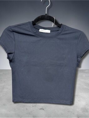 Zenana Outfitters Black Short Sleeve Crop Tee